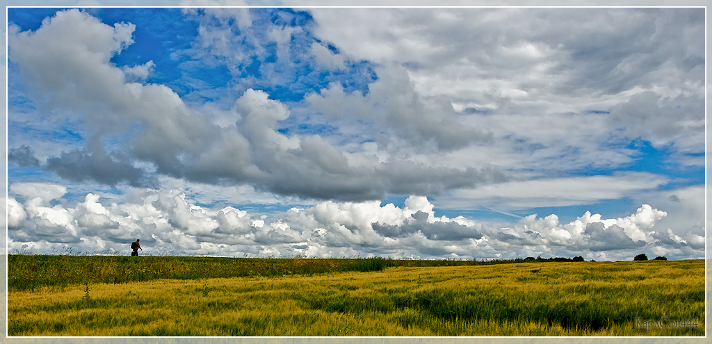 Auf der Straße mit Wolken.