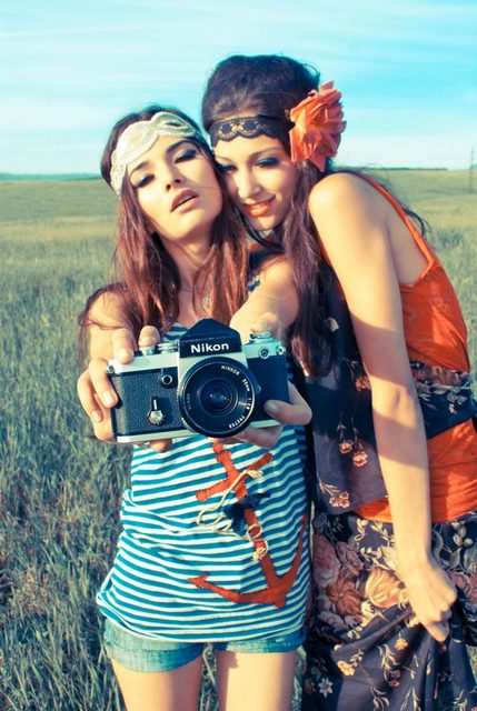 Jetzt fliegen kleine Vogel