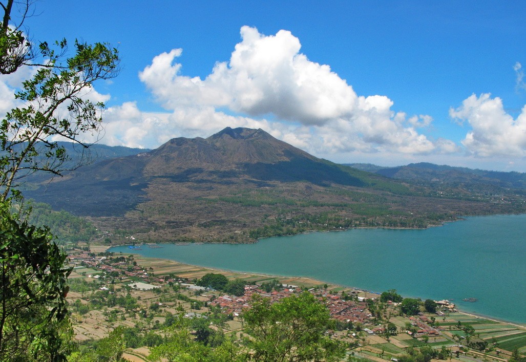 Blick auf den Vulkan und See.