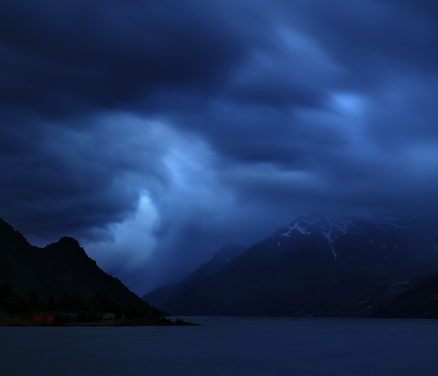 Norwegen № 4. Nacht, das Wetter ändert.