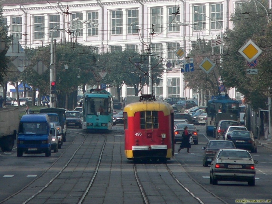 rote Straßenbahn auf der Straße rot