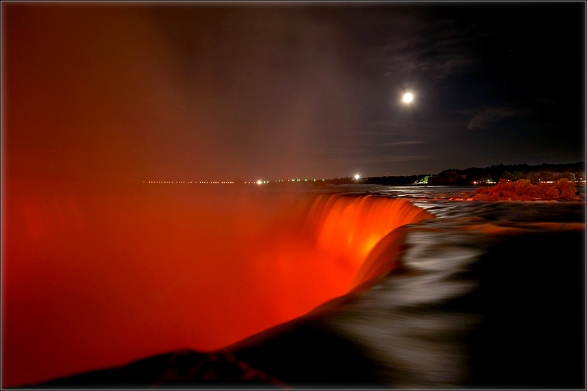 Niagara Falls in ein rotes Glühen