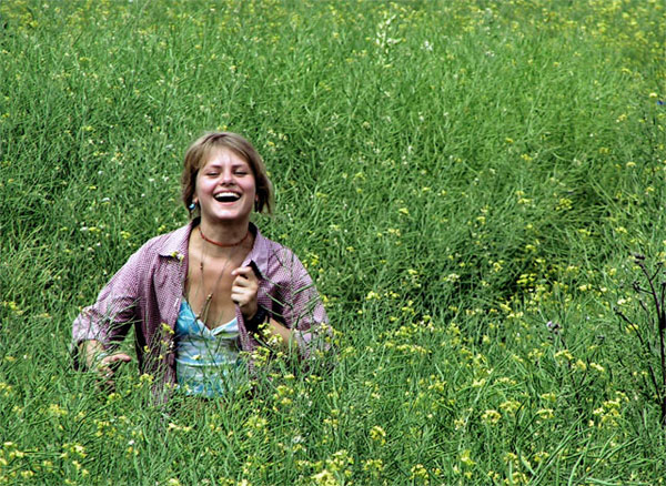 Mädchen mit Blumen Felder