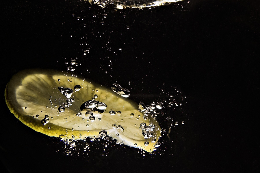 Zitrone auf schwarzem Hintergrund