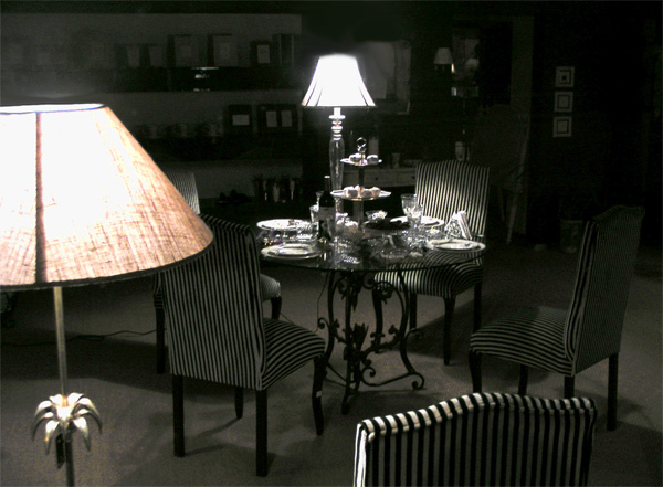 Gestreiften dunklen Raum