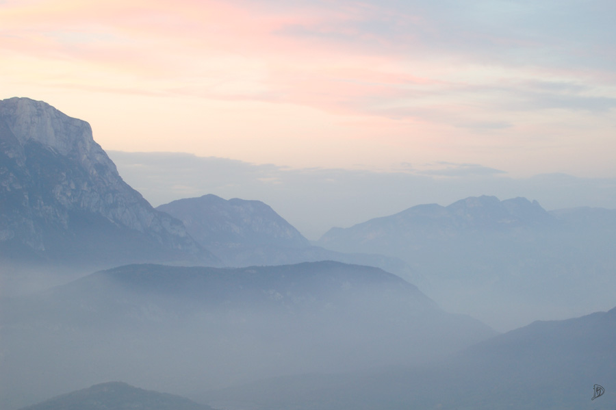 Wie wäre es mit Schlafen unter den nebligen Bergen mit einer Decke ...
