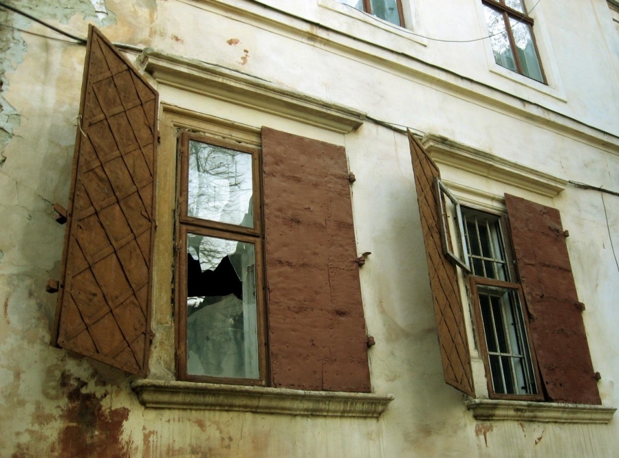... Lonely Fensterläden zerbrochene Fenster ...