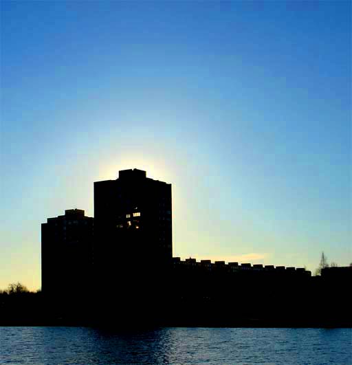 Die Sonne hinter dem Haus