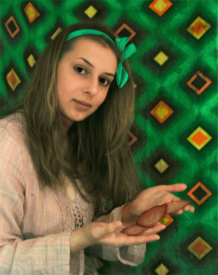 Alice in ihrem ma-tale Scharlach