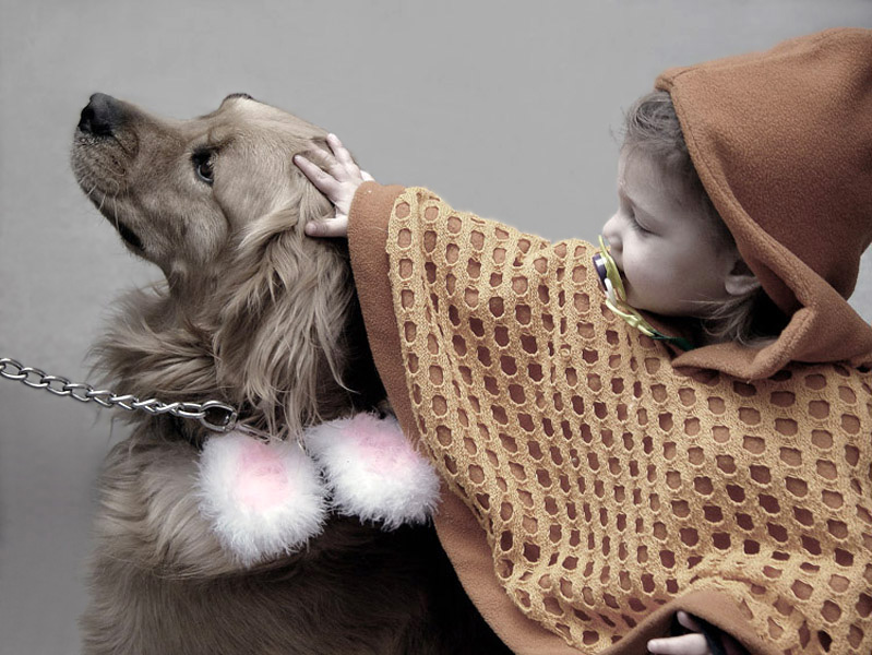 Mädchen und großer Hund