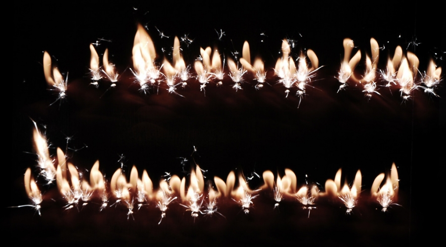 Spritzer von Licht in vier Dimensionen.