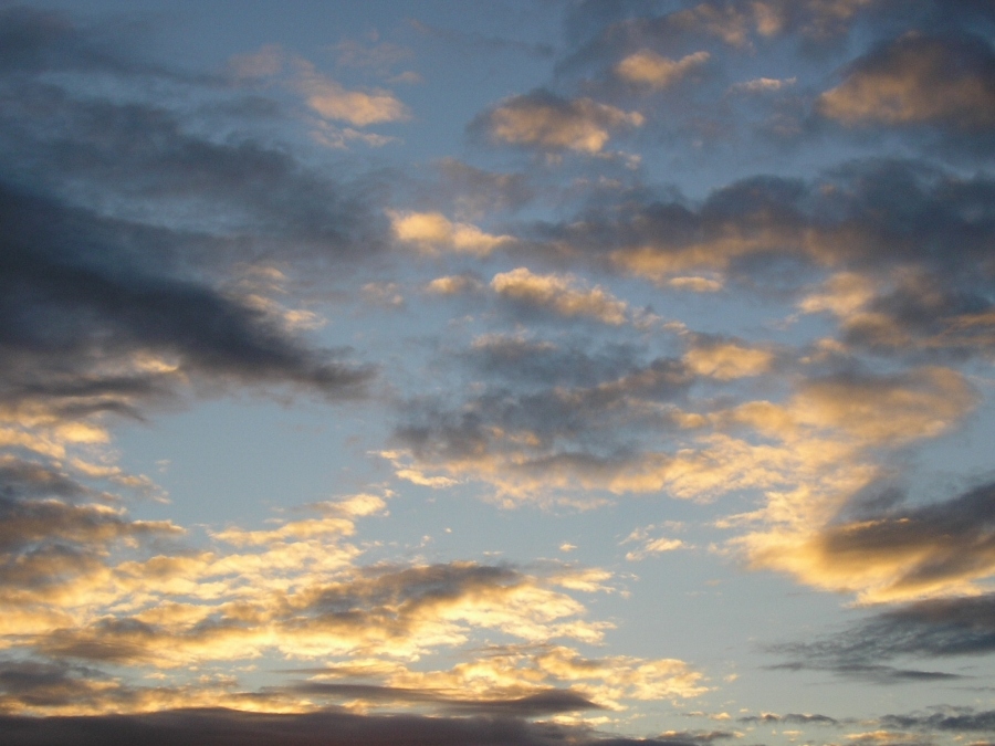 Strahlen der Sonne durch die Wolken proryvayutsya