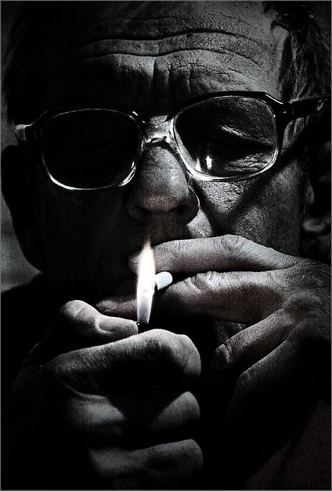 Hands. Zigarette ...