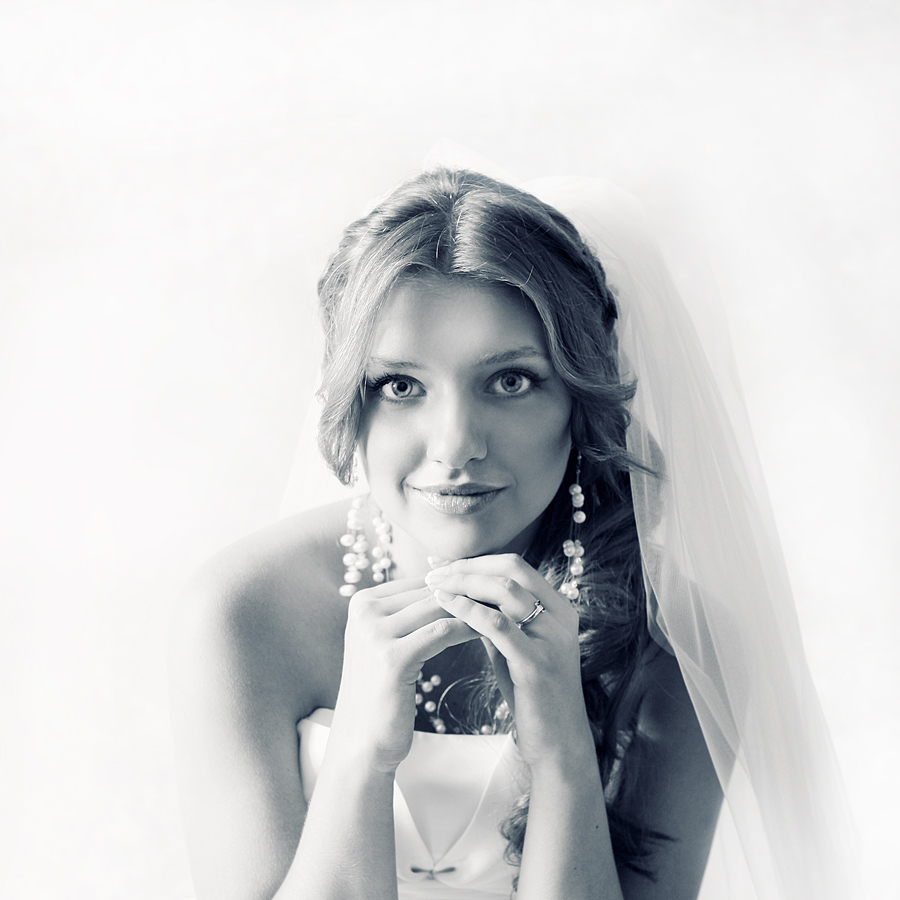 ein einfaches Porträt einer Braut mit schönen Augen