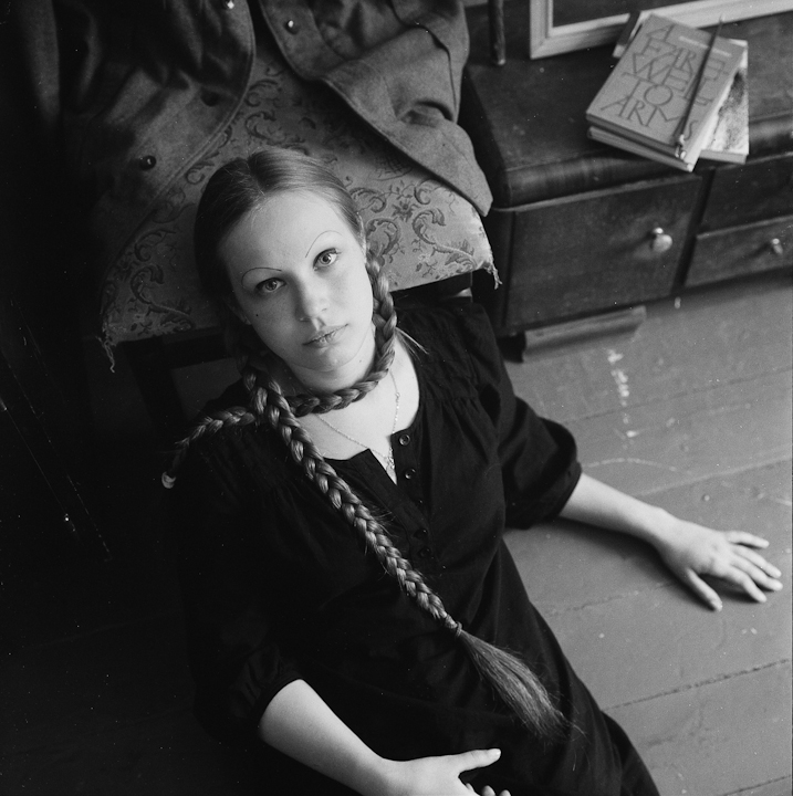 Victoria (Portrait Cable)