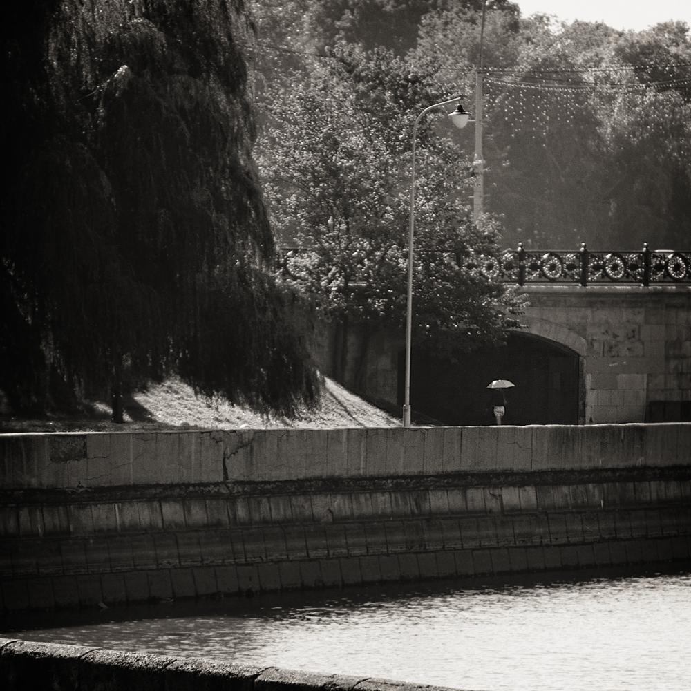 Mit einem Regenschirm