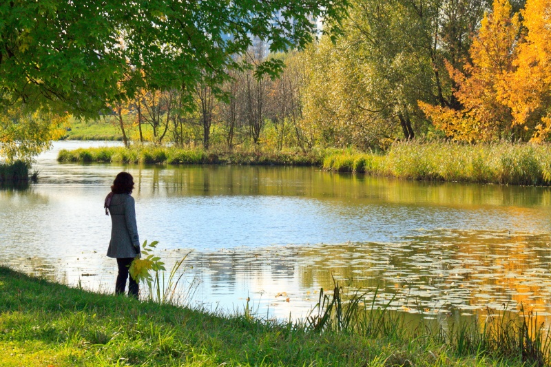 Das Mädchen am Ufer