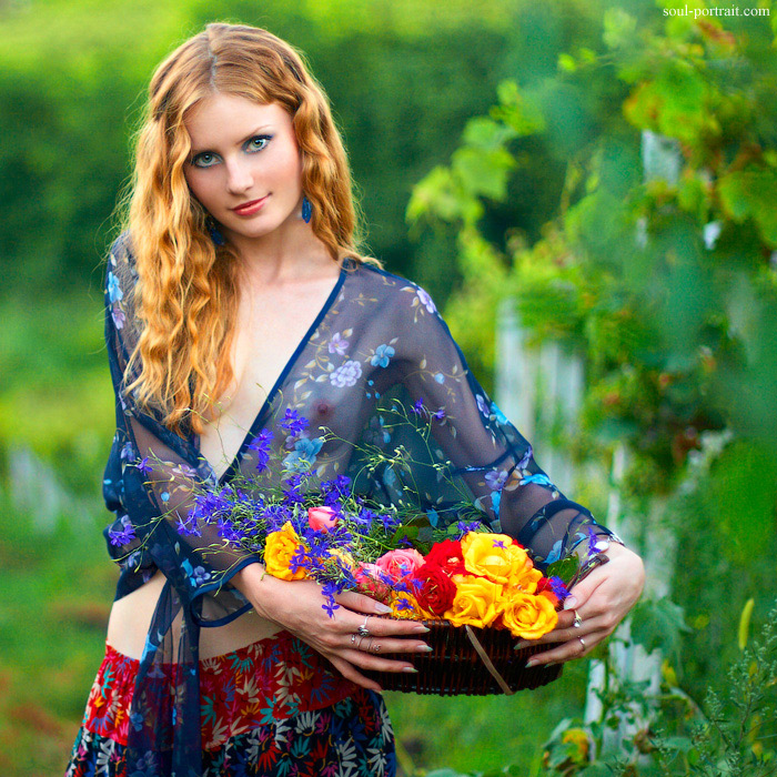 Porträt eines Mädchens mit Blumen