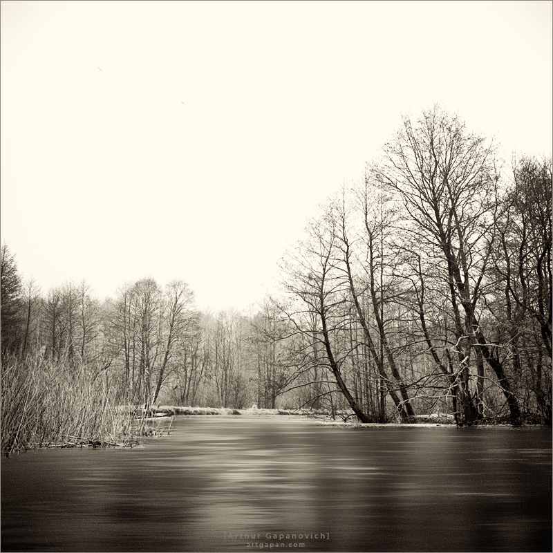 [Walking entlang des Flusses]