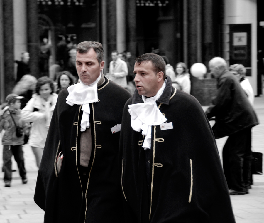 Th ... du, Mann, schlief? ..