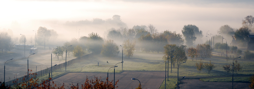 Eines Tages im Leben der Stadt neblig