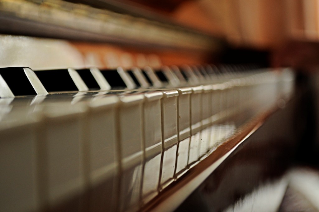 Über das Klavier