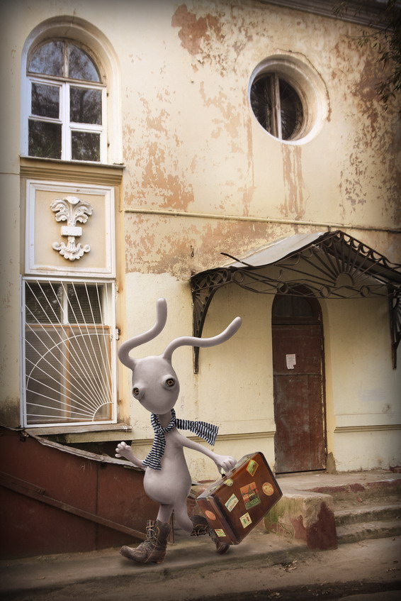 Weiße Kaninchen mit einem Koffer