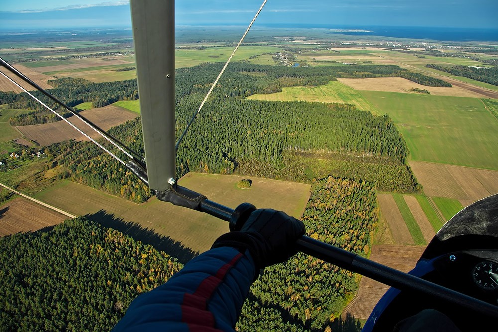 Unter dem Flügel des Flugzeuges ...