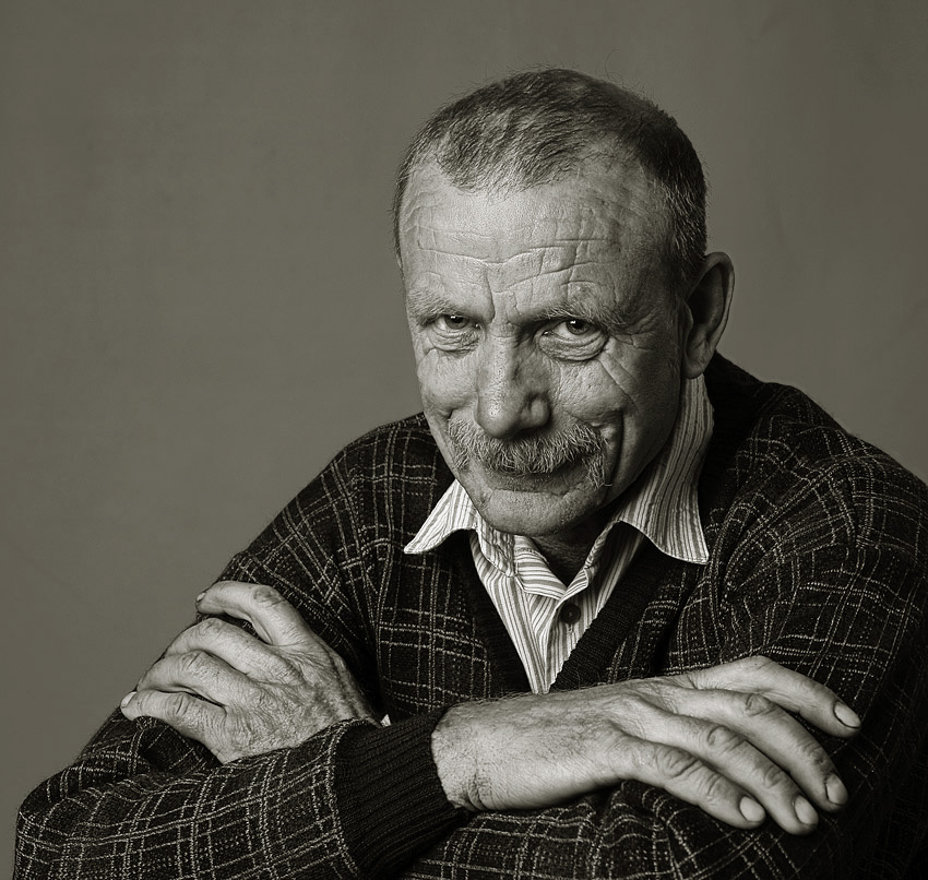 kleiner Mann mit einem schlauen