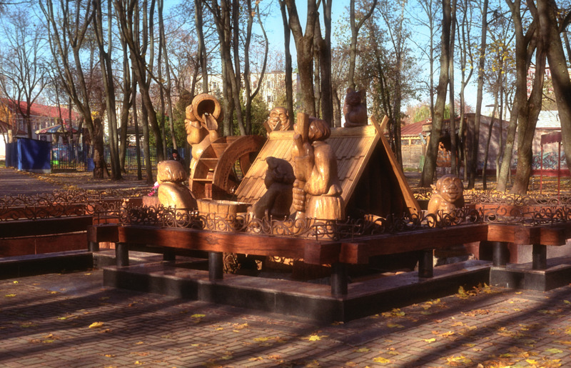 Unter dem blauen Himmel ist eine goldene Stadt ...