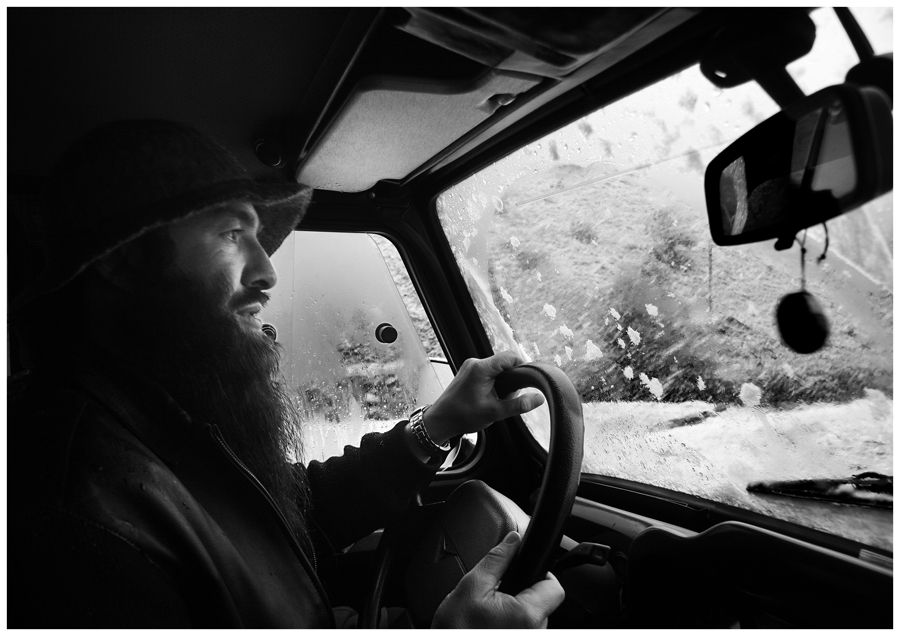 Ein Ausflug in die Schlucht Karmadon mit einem Mönch, Stephanie im Mai Schneesturm.