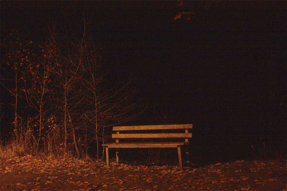 Bench, Baum, Lichter (hinten)