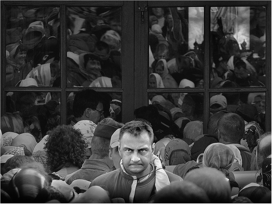 Am Eingang zum Tempel.