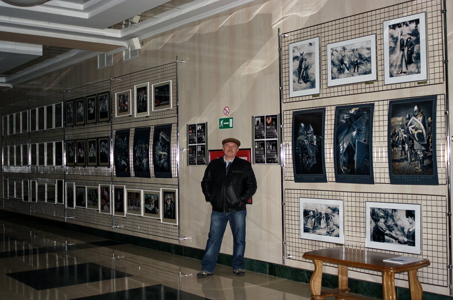 Nikolai Nikitin unter dem Vordach von Grunwald