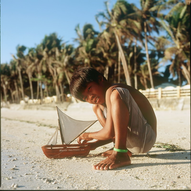 Ein Junge mit einem Schiff (die Farbe)