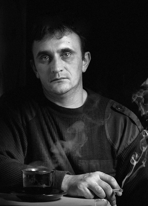 Selbstporträt auf dem Hintergrund von zwei schlechten Gewohnheiten