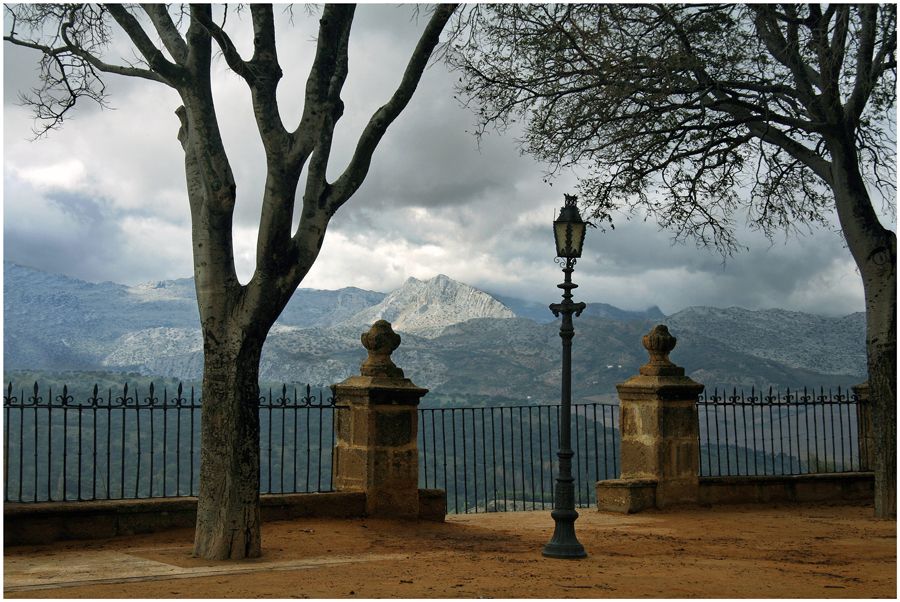 Lone Park, der über die Berge fliegt ..