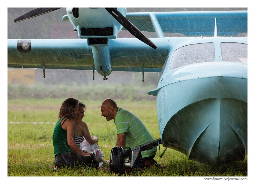 Unter der Tragfläche eines Flugzeugs als singen ...
