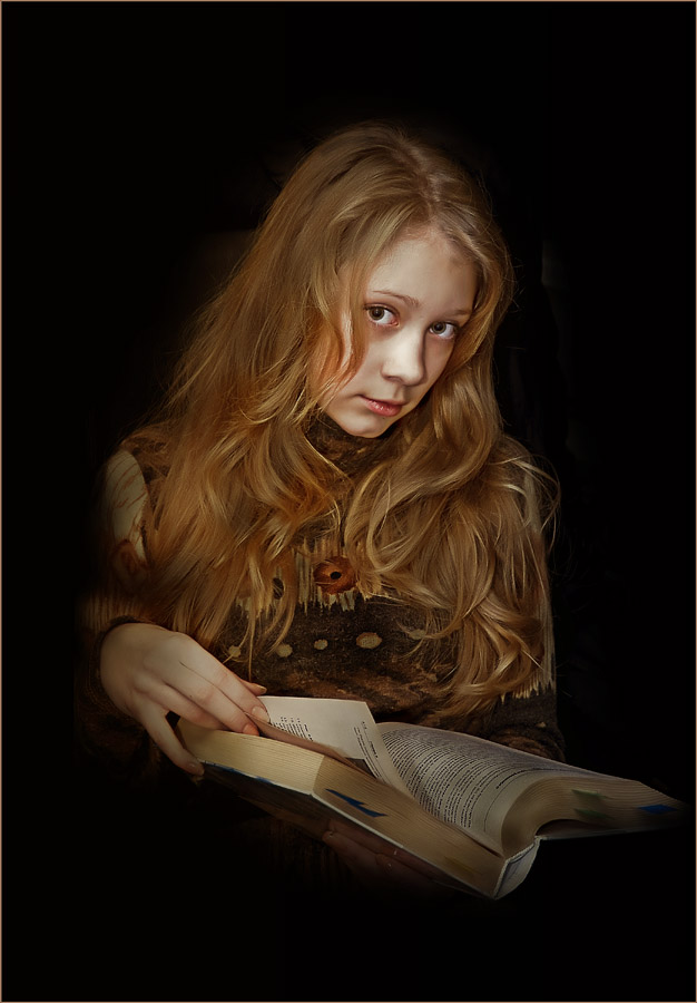 Mädchen liest in einem Buch ...