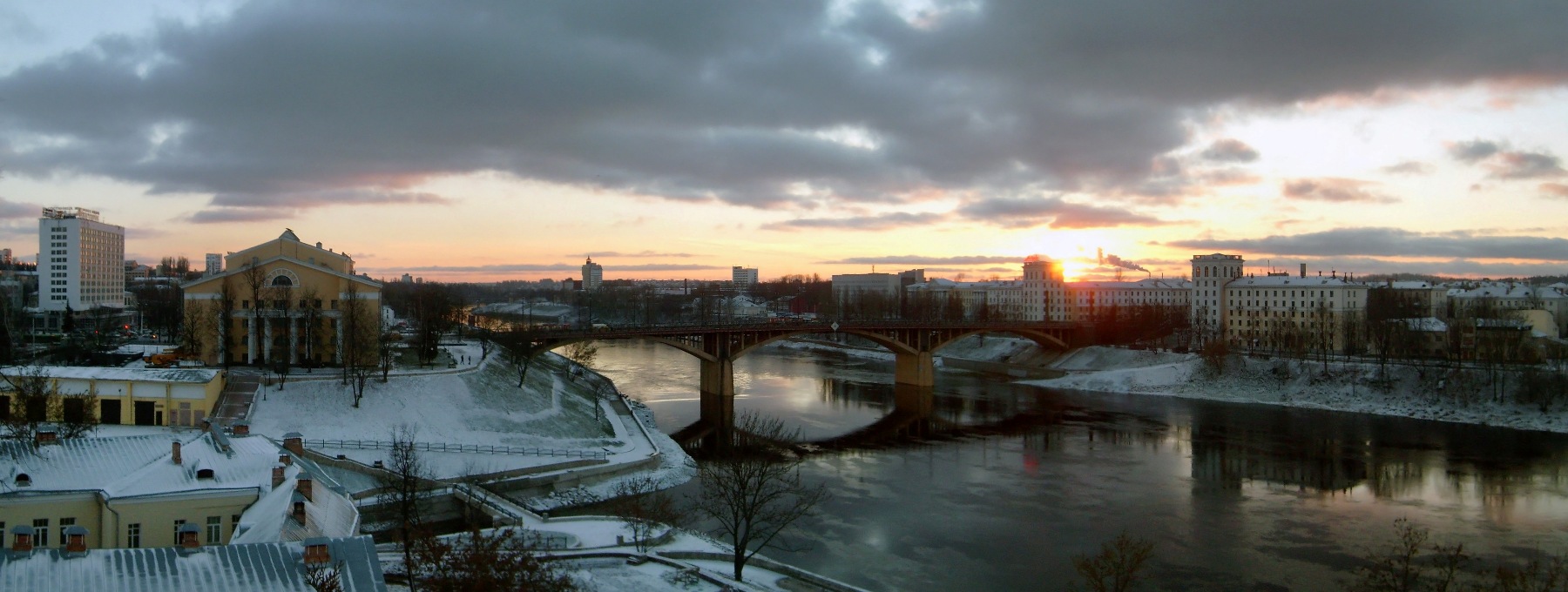 Sonnenuntergang über dem Fluss