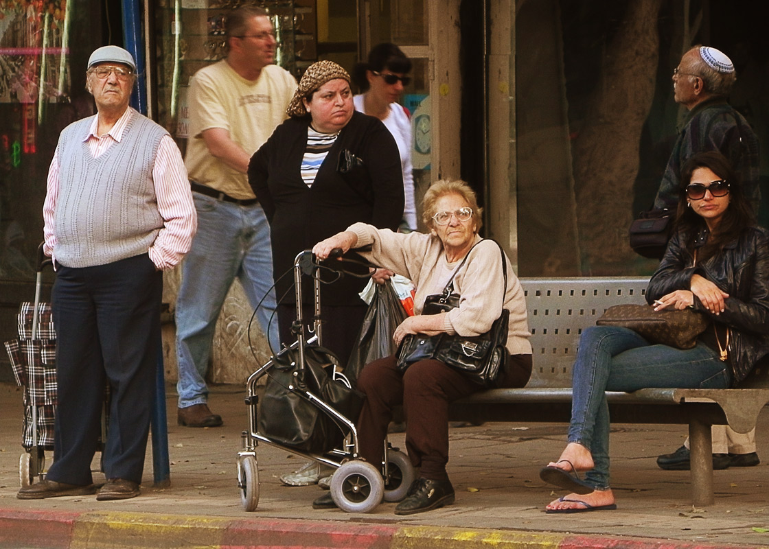 An der Bushaltestelle