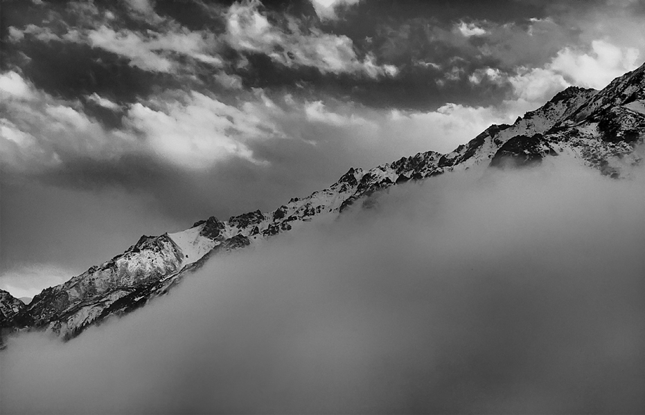 schleicht den Hang hinunter