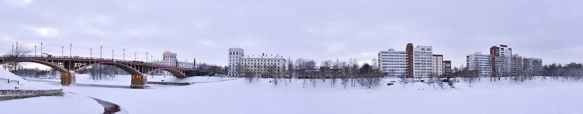 Schneebedeckte Ufer der Düna