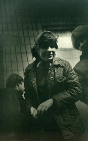 Ein Mädchen mit Kopftuch.