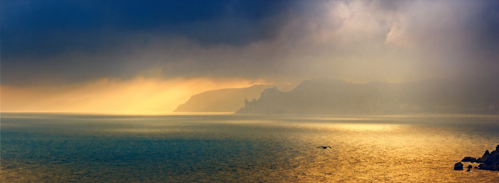 Bei schlechtem Wetter über dem Meer