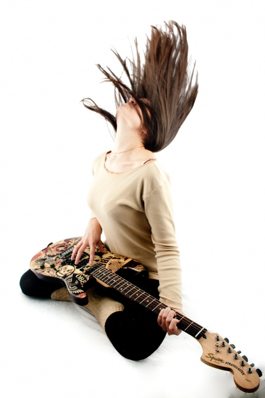 Schwester mit einer Gitarre