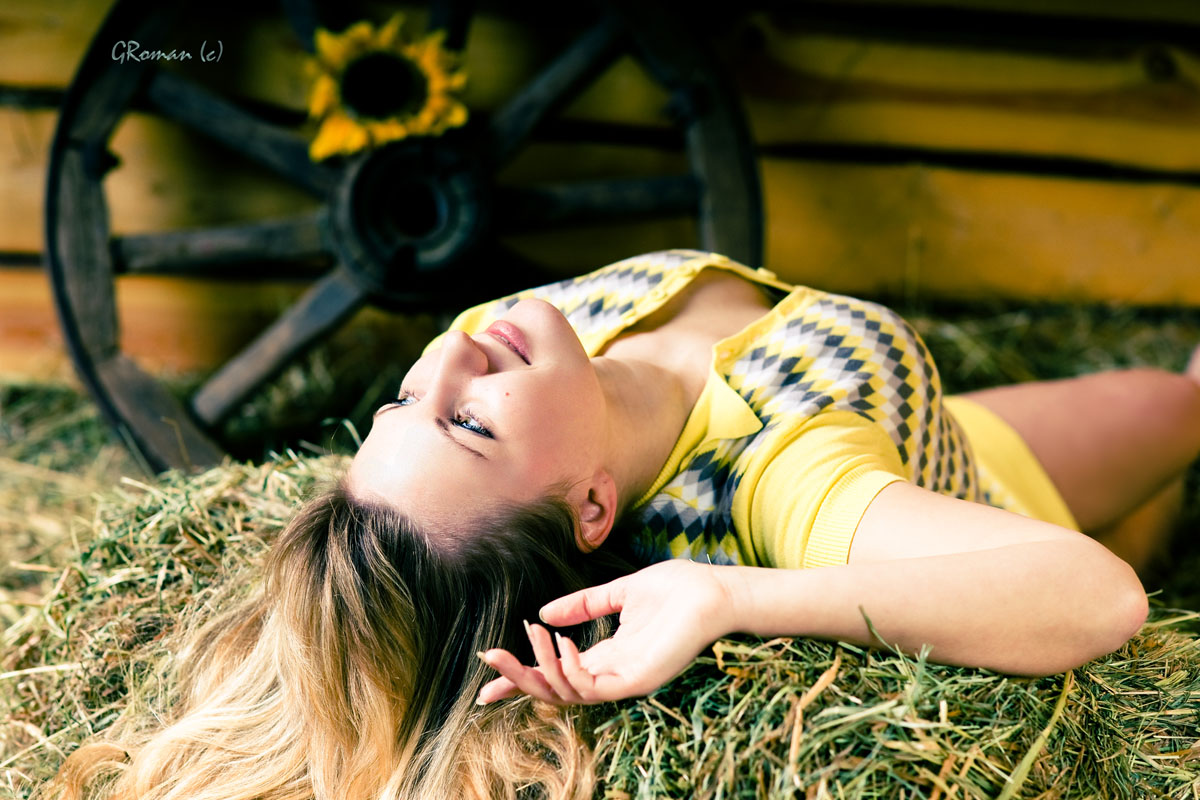 Mit einem Lächeln auf dem Heu