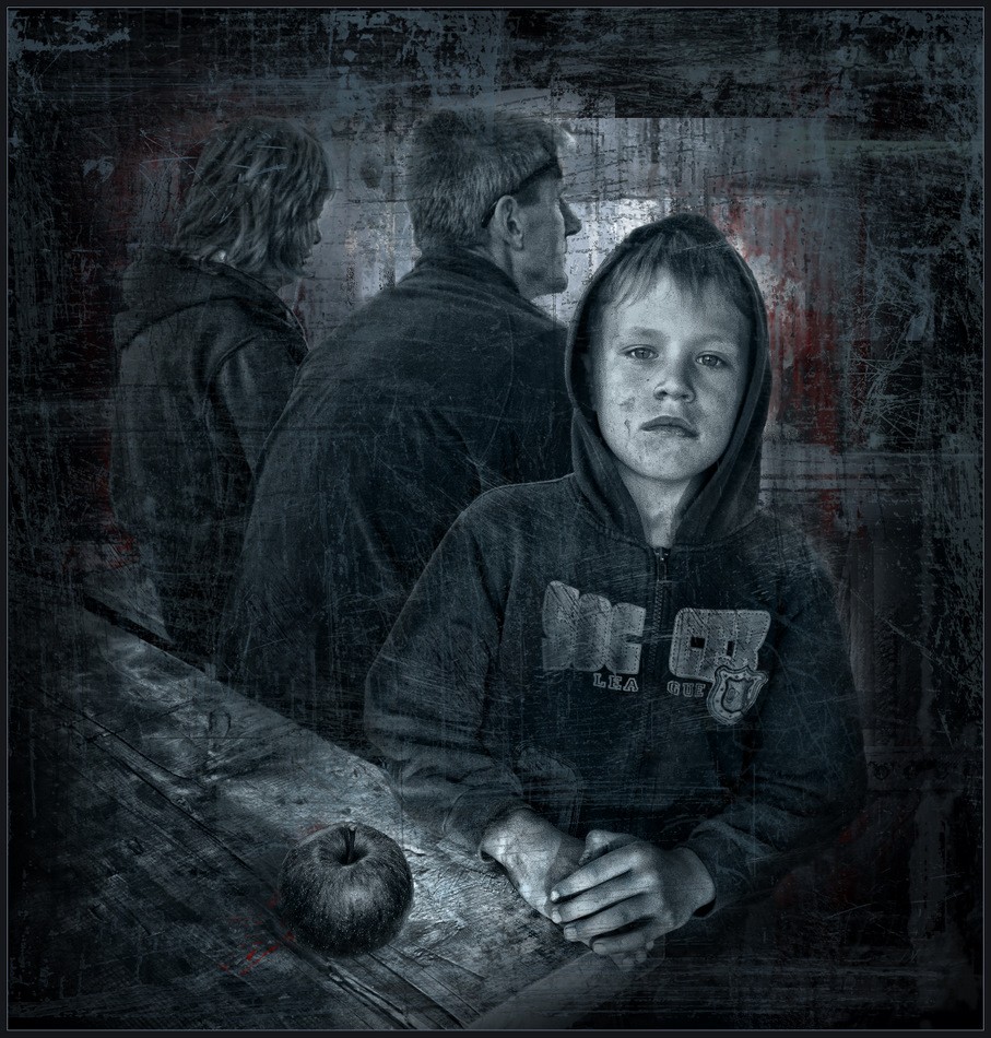 Familienbild mit einem roten Apfel ...