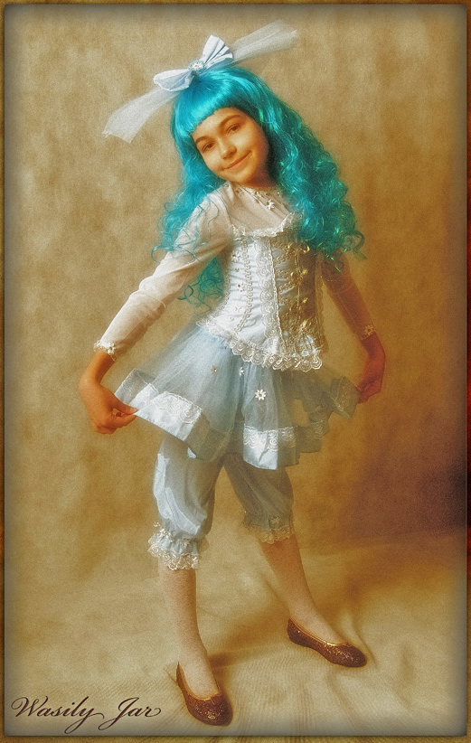 Ein Mädchen in einem Anzug ..