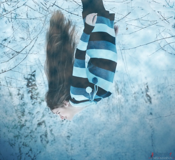 Milch mit dem Kopf unter dem Eis.